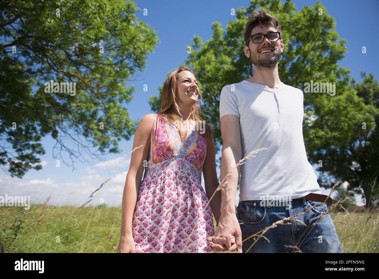 Felice coppia media adulta a piedi in campagna, Baviera, Germania Foto Stock