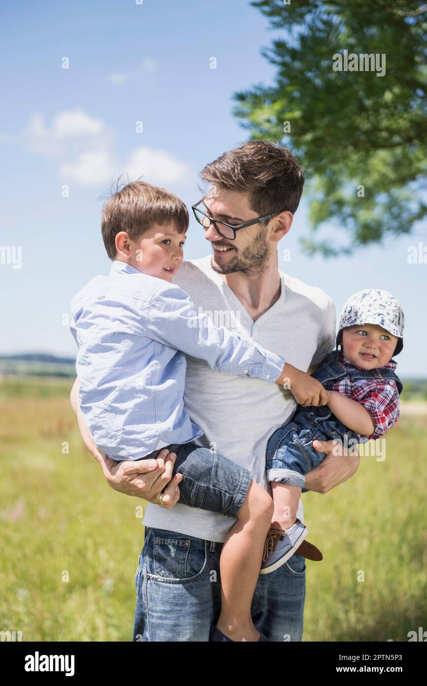 Felice uomo con suo figlio che si gode un pic-nic in campagna, Baviera, Germania Foto Stock
