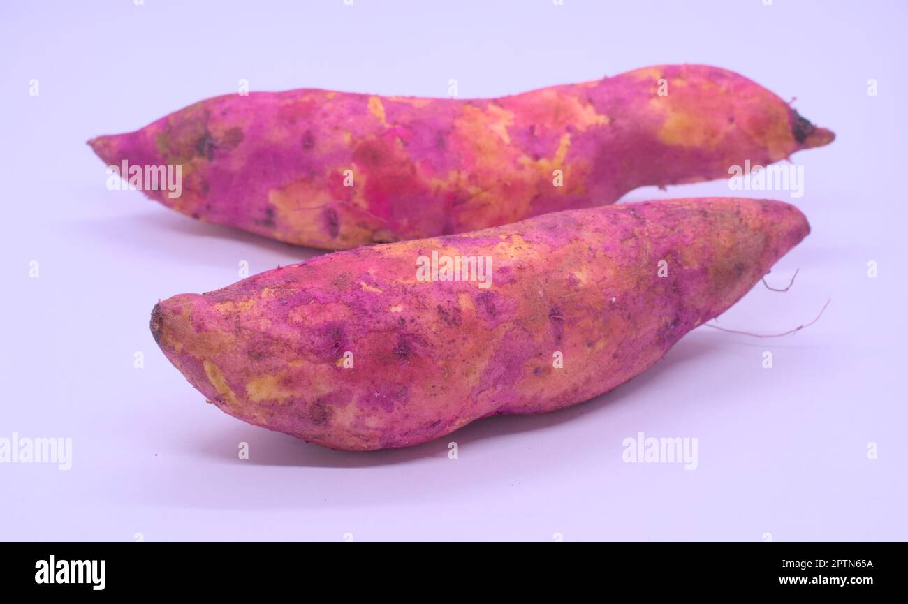 Potatos dolci su sfondo bianco Foto Stock