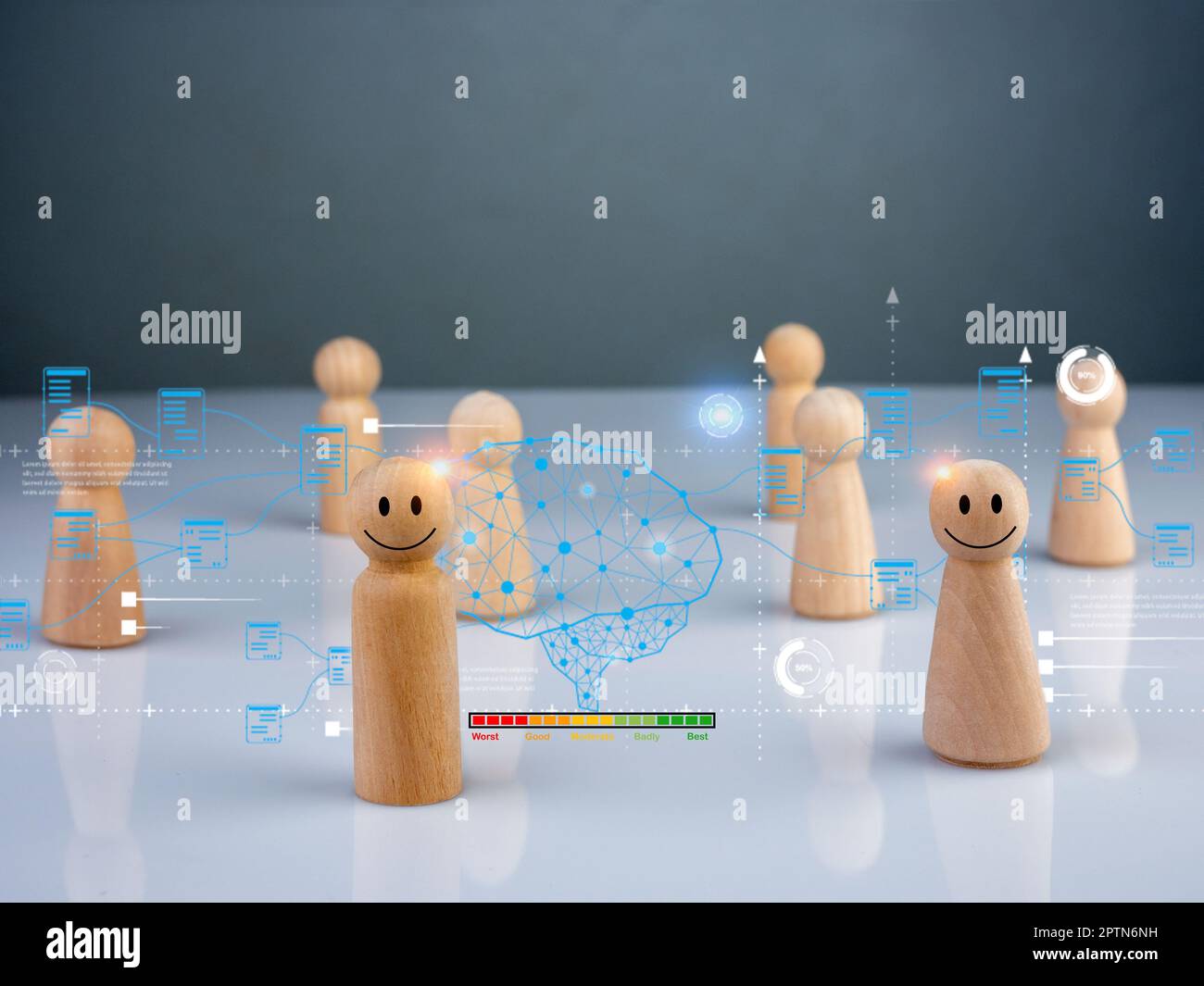 Bambola in legno con simboli di comunicazione e tecnologia. Concetto di social media e tecnologia. Foto Stock