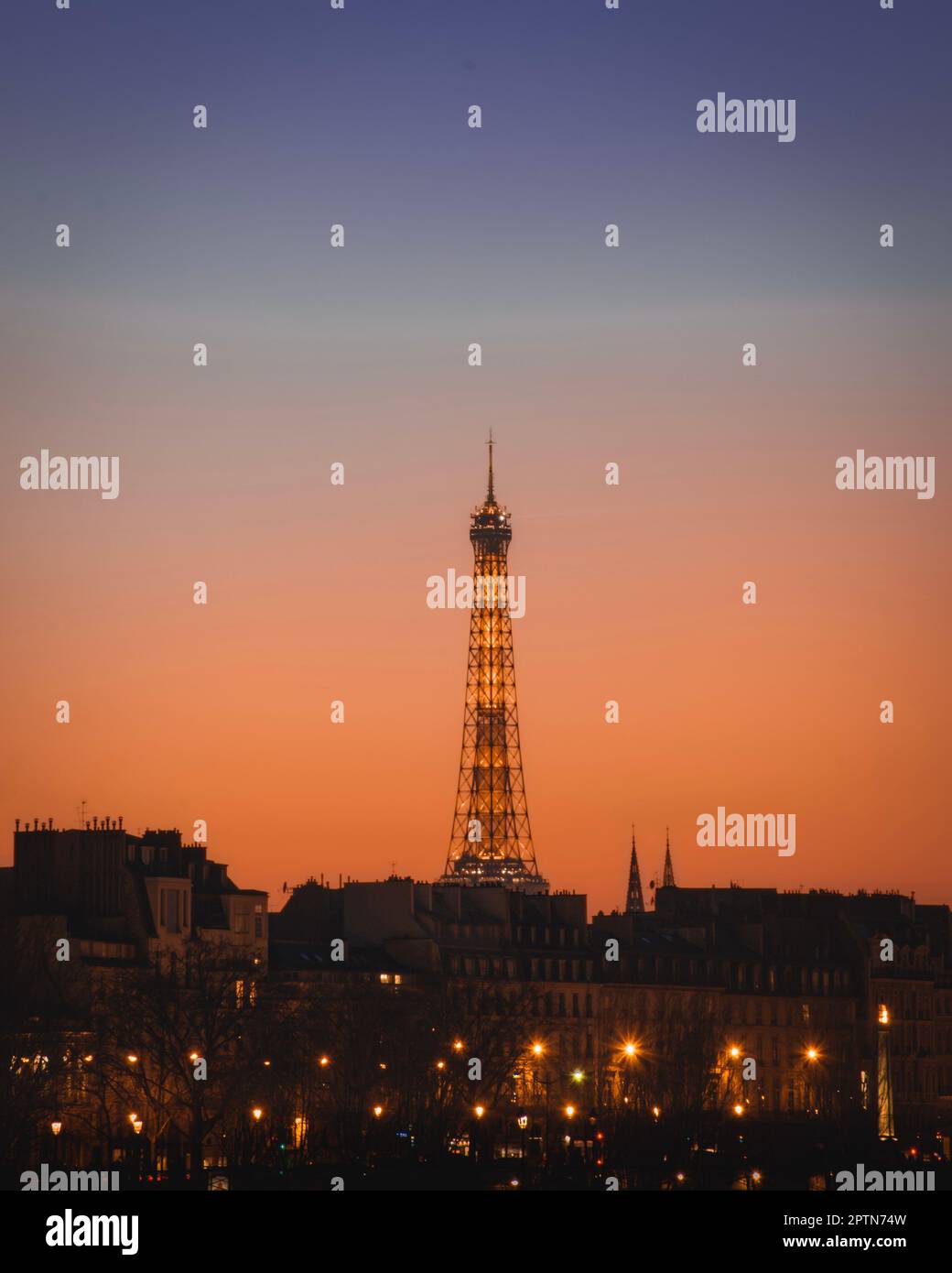 La Torre Eiffel al tramonto nella città di Parigi Foto Stock