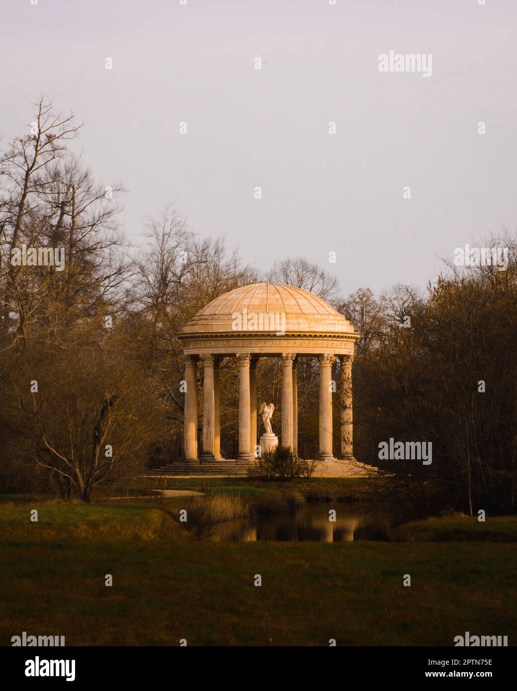 tempio dell'amore con scultura di cupido nel campo di Versailles Foto Stock