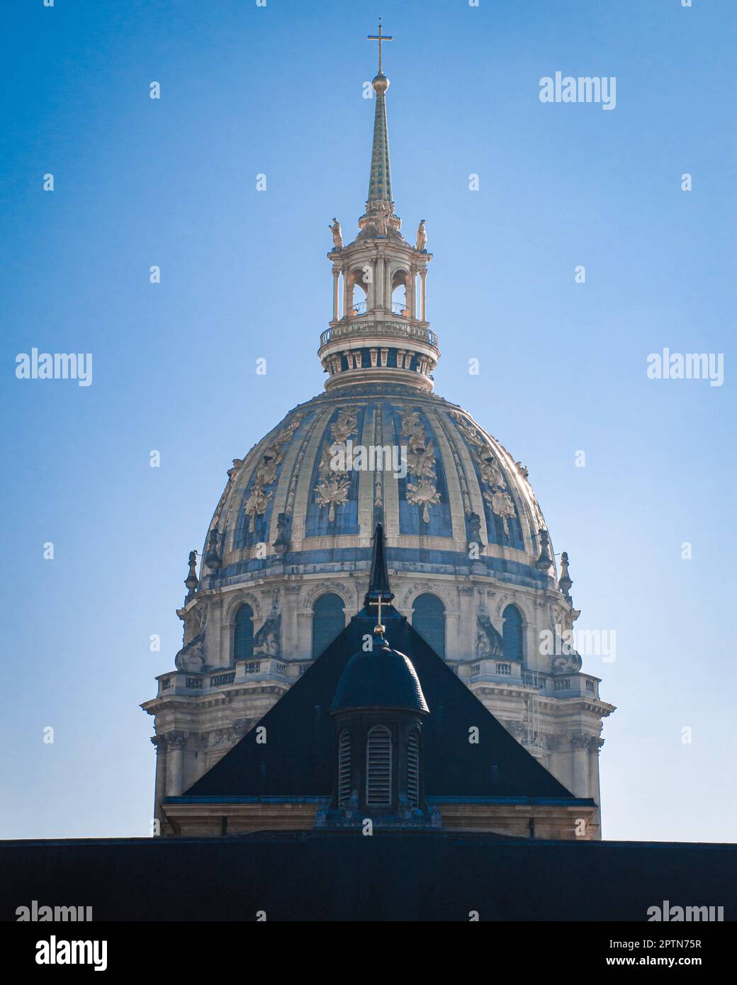 Vista della cupola dorata di Les Invalides a parigi Foto Stock