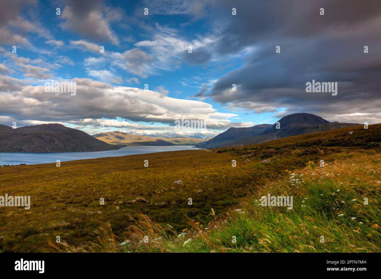 Cielo spettacolare prima della pioggia al lago Little Loch Broroom, Scozia Foto Stock