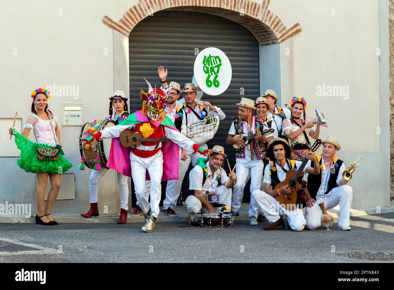 Girovagando di 'Arte Latina 66' durante il Sol Y Fiesta festival.Occitanie, Francia Foto Stock