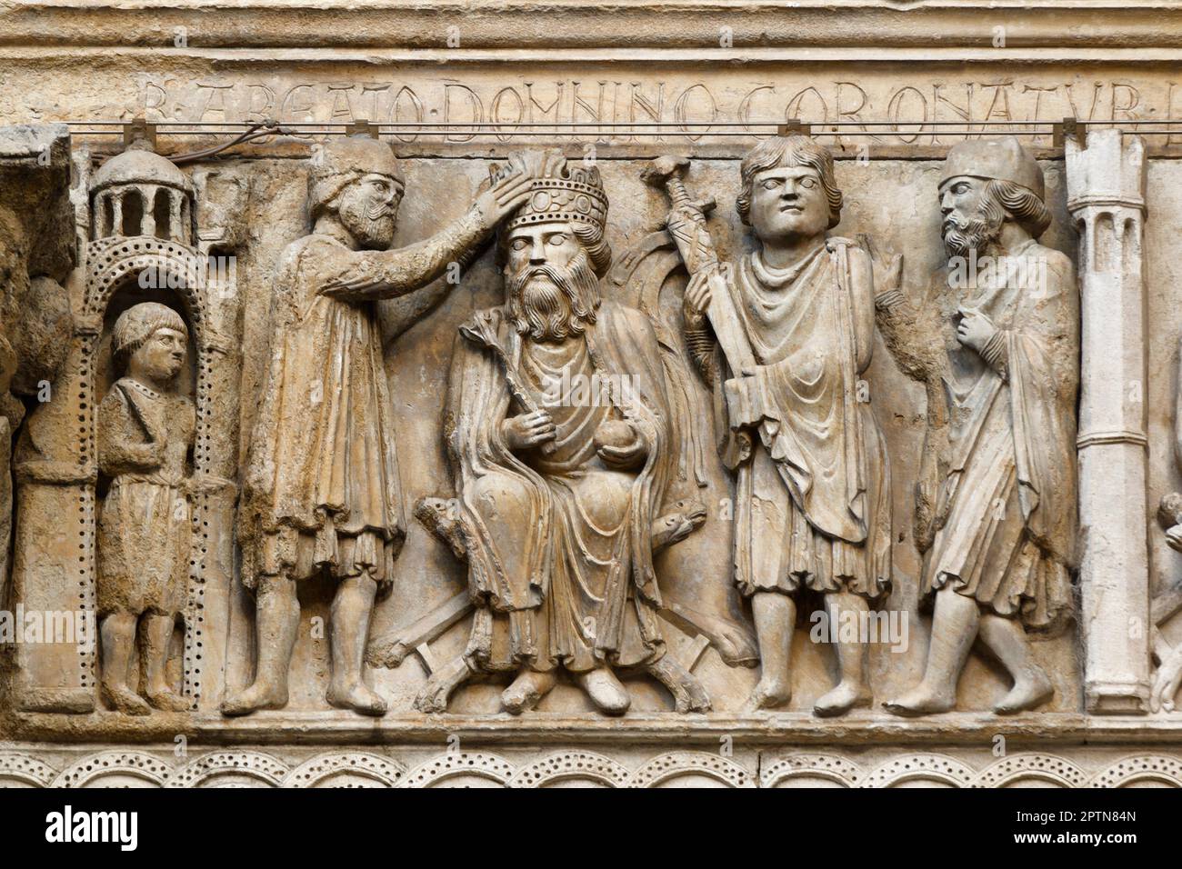 San Donnino incorona l'imperatore Massimiano - Cattedrale di Fidenza, uno dei migliori capolavori del romanico, Italia Foto Stock