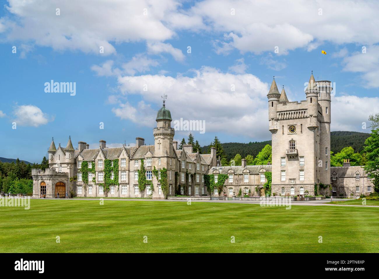Balmoral Castle and Gardens da South Lawn, Royal Deeside, Aberdeenshire, Scozia, Regno Unito Foto Stock