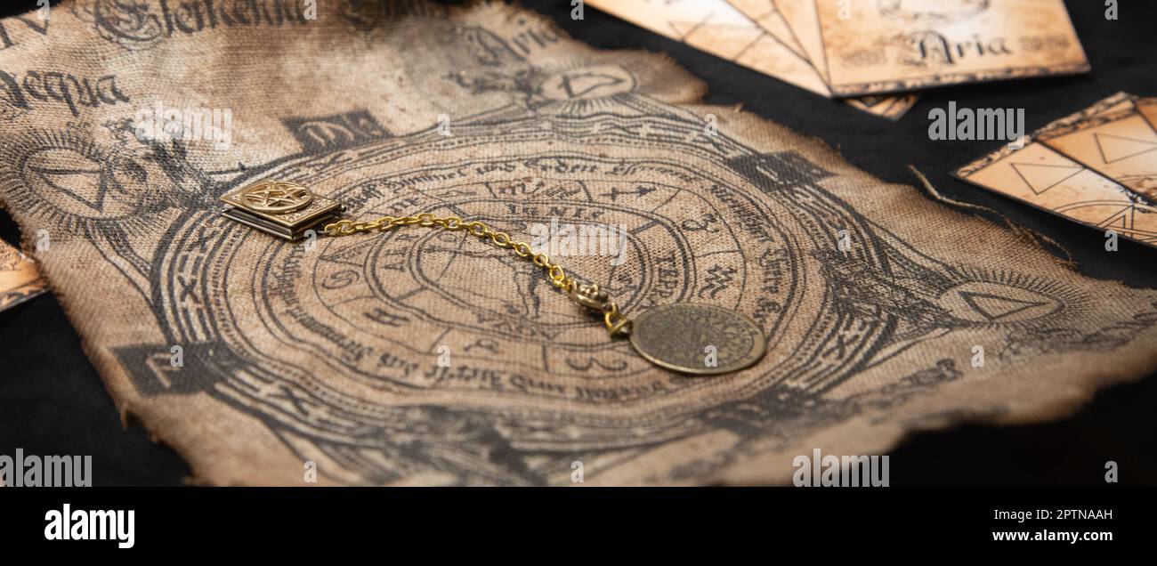 Antico sfondo esoterico stregoneria. Ottoli e paganesimo vecchio simbolo, con misteriose rune e alfabeto. Foto Stock