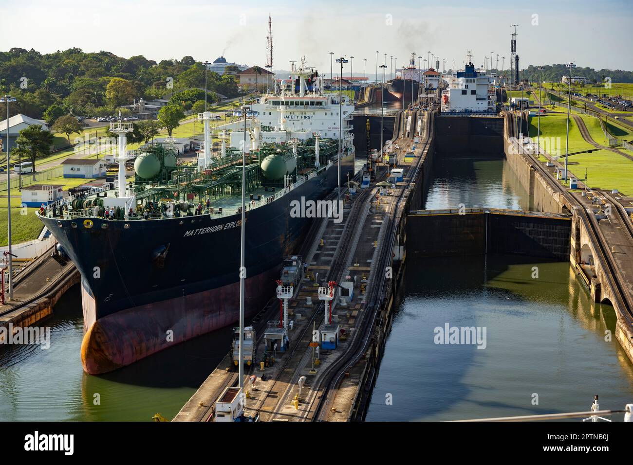 Trasporto marittimo, passando attraverso le chiuse di Gatun sul lato Atlantico del canale di Panama. Foto Stock