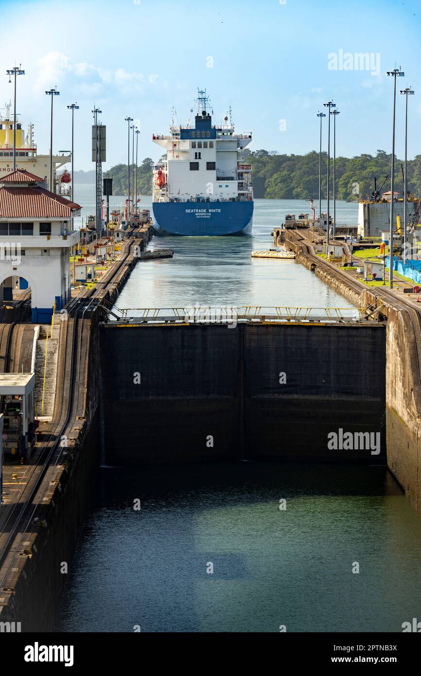 Trasporto marittimo, passando attraverso le chiuse di Gatun sul lato Atlantico del canale di Panama. Foto Stock