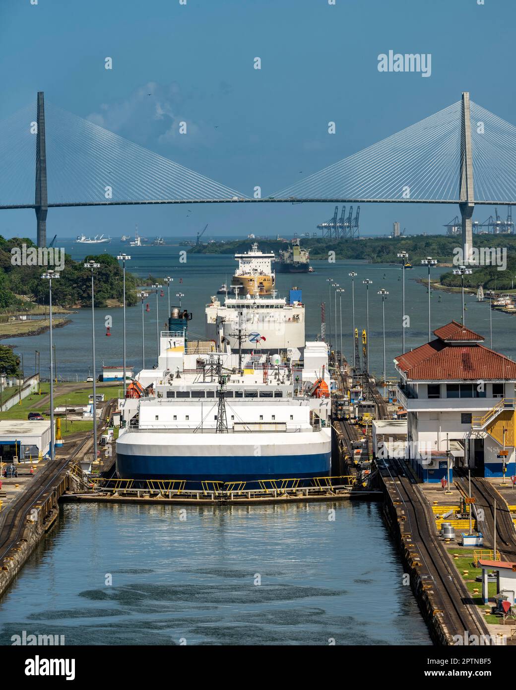 Trasporto marittimo, passando attraverso le chiuse di Gatun sul lato Atlantico del canale di Panama. Foto Stock