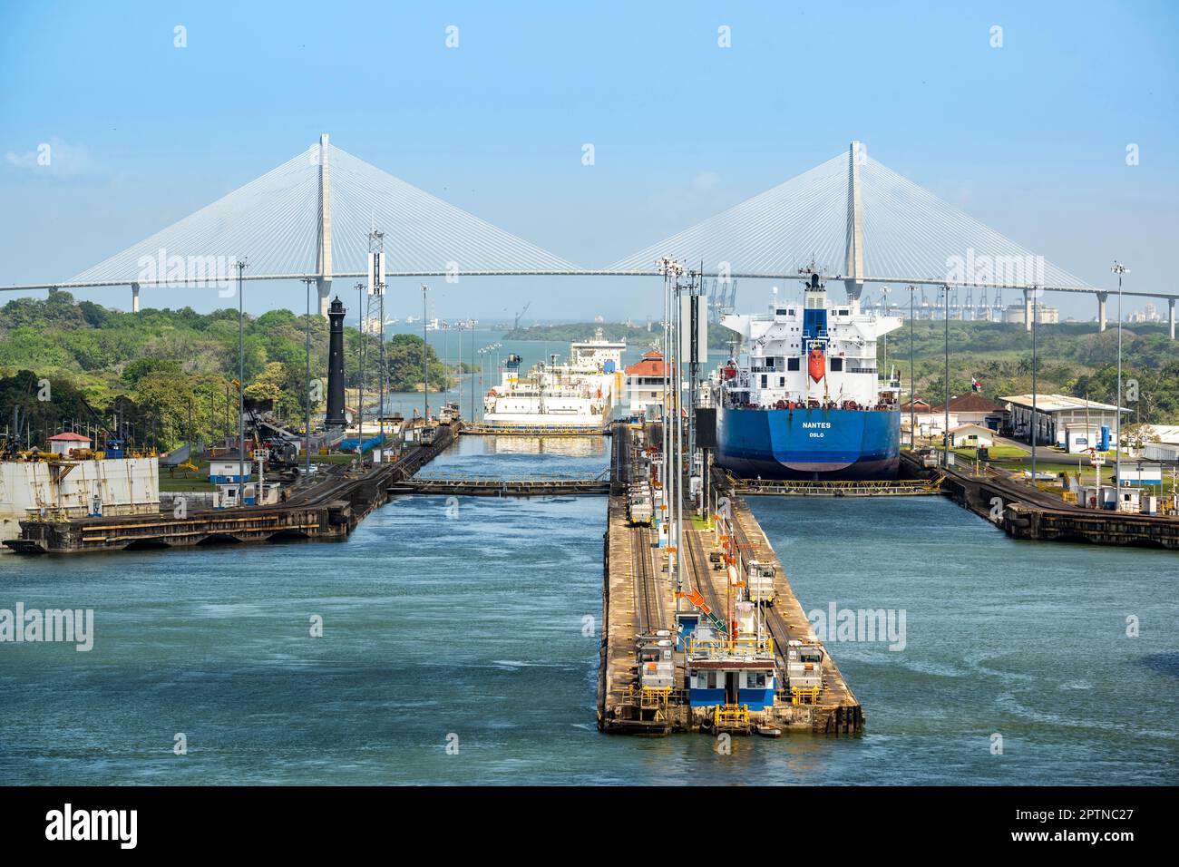 Trasporto marittimo, passando attraverso le chiuse di Gatun sul lato Atlantico del canale di Panama. Foto Stock