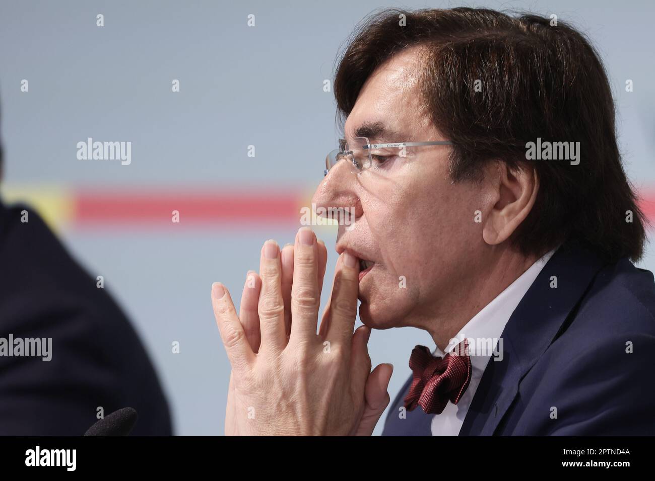 Namur, Belgio. 28th Apr, 2023. Il Presidente del Ministro Vallone Elio di Rupo ha illustrato nel corso di una conferenza stampa del Governo Vallone per presentare il bilancio rettificato per il 2023, a Namur, venerdì 28 aprile 2023. Il governo vallone presenterà il suo bilancio adeguato per il 2023, gli investimenti che saranno mobilitati per ricostruire le zone colpite dalle inondazioni del luglio 2021 e il suo progetto di riforma della tassazione delle automobili. FOTO DI BELGA BRUNO FAHY Credit: Agenzia Notizie di Belga/Alamy Live News Foto Stock