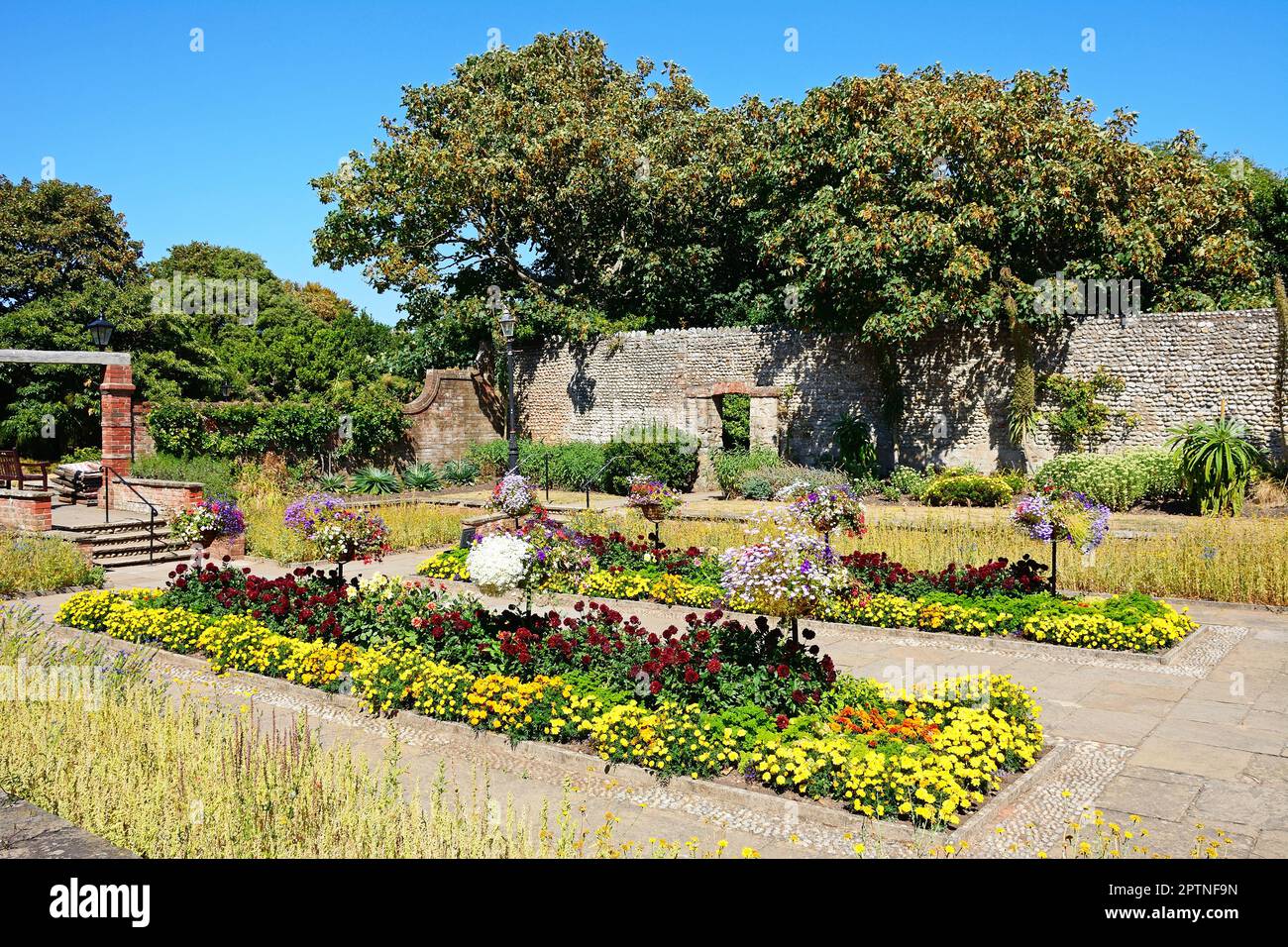 Grazioso giardino recintato all'interno dei giardini di Connaught, Sidmouth, Devon, Regno Unito, Europa Foto Stock