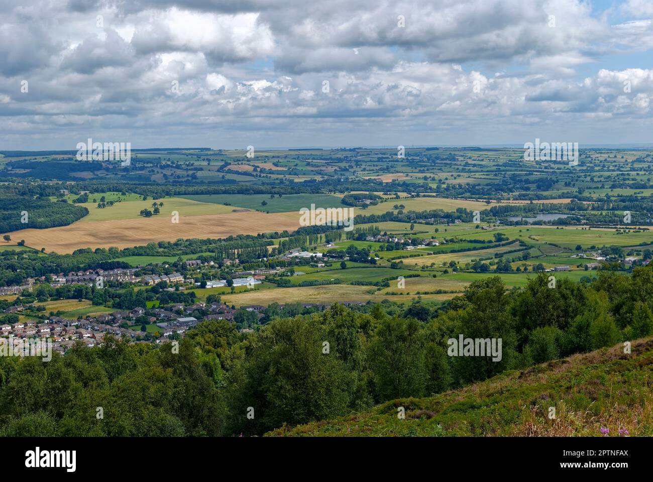 Una vista della periferia di Otley visto dal Chevin e Beacon Hill in un caldo pomeriggio d'estate. Foto Stock