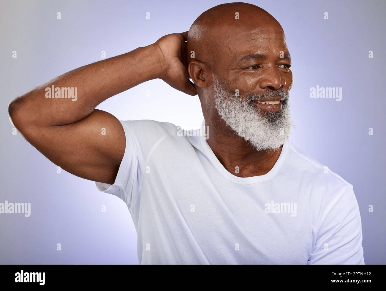 Fresco, viso e felice con un uomo nero anziano in studio su uno sfondo viola per la cura della pelle o l'igiene. Bellezza, moda e. Foto Stock
