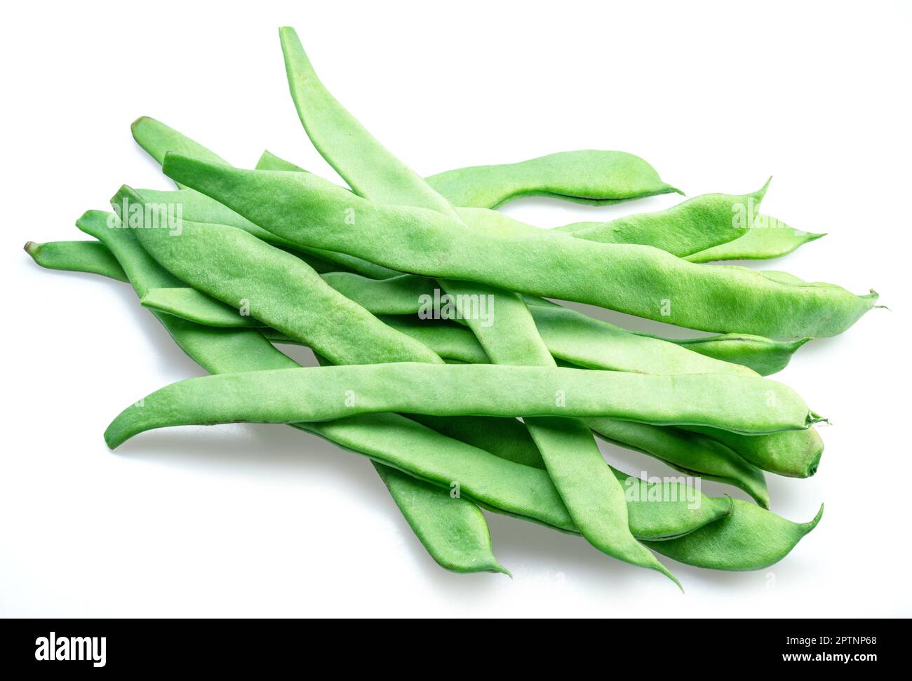 Fagiolini verdi francesi isolati su fondo bianco. I fagiolini verdi sono ricchi di proteine, fibre alimentari e minerali, ma con poche calorie. Foto Stock