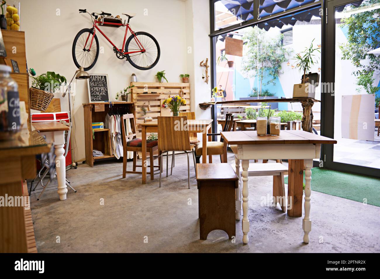 Questo caffè ha un po' di qualcosa per tutti. Interno di una pittoresca caffetteria contemporanea Foto Stock