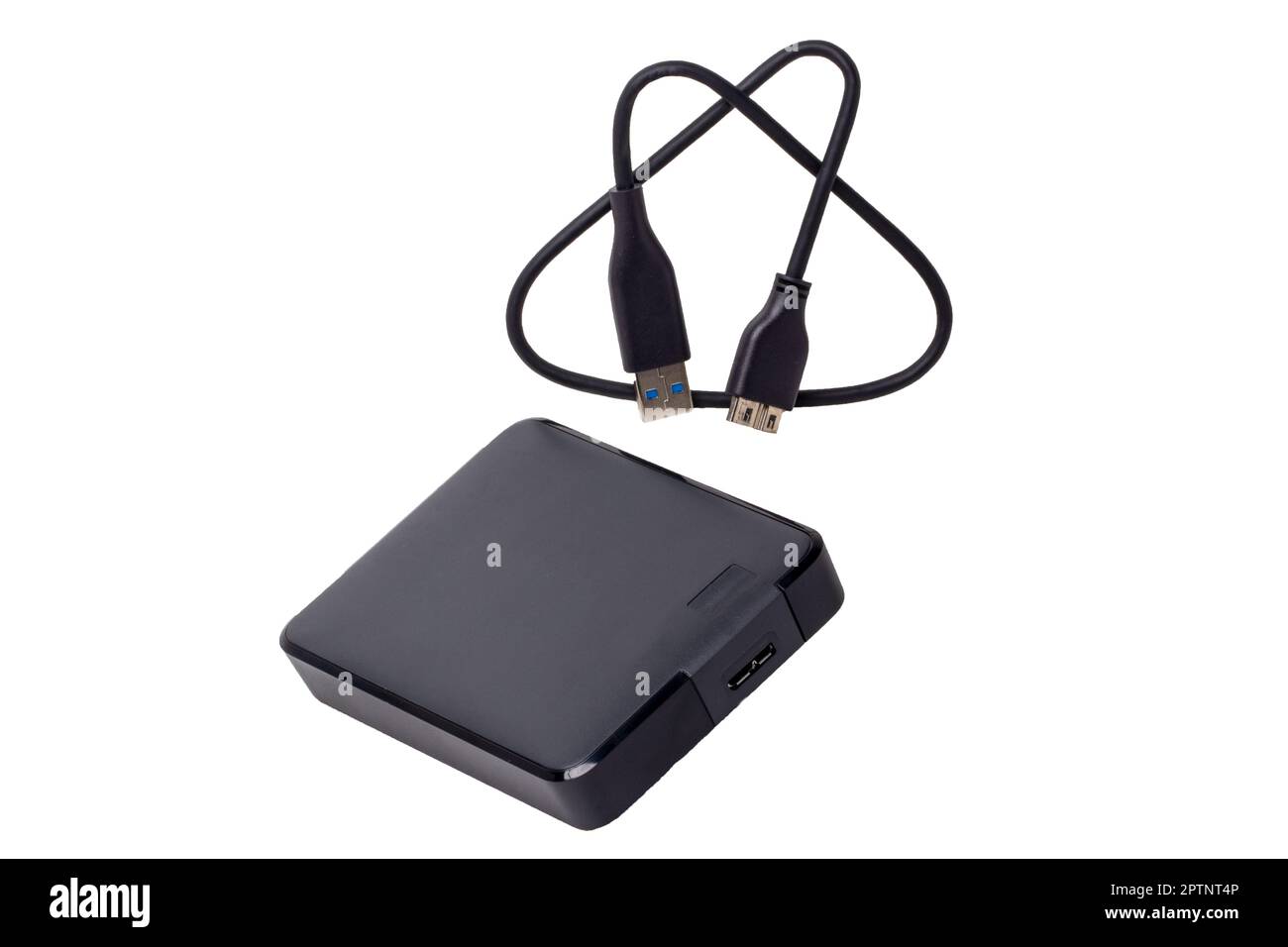 Un disco rigido esterno di grande capacità e un cavo USB per il collegamento al computer portatile per il backup di file e informazioni importanti isolati in bianco. Po Foto Stock