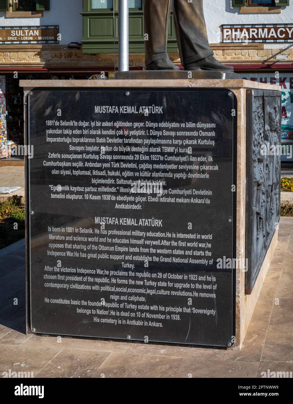 Un'iscrizione informativa su un plinto di una statua al venerato fondatore della Turchia moderna (Turkiye) Mustafa Kamal Ataturk (1881-1938). Ataturk è rev Foto Stock