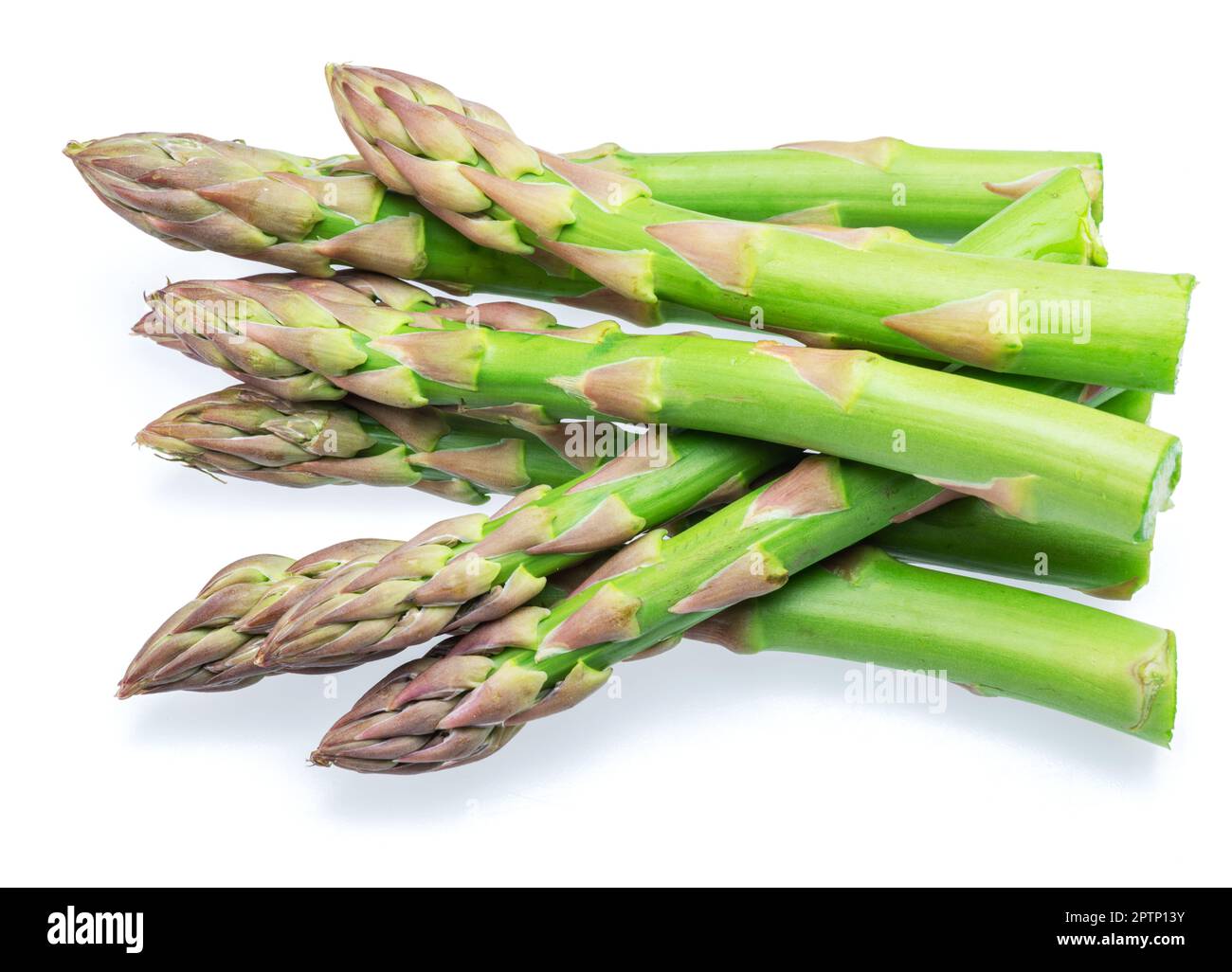 Lance verdi di asparagi isolate su fondo bianco. Foto Stock