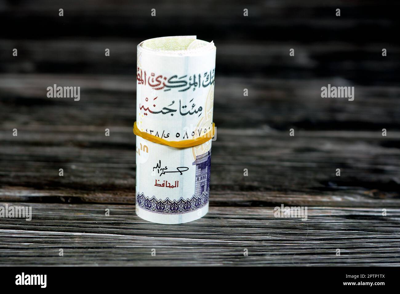 200 LE duecento lire egiziane banconota serie 2022 presenta la moschea Qani-Bay al Cairo Egitto e lo scriba seduto arrotolato e avvolto con l'elasto Foto Stock