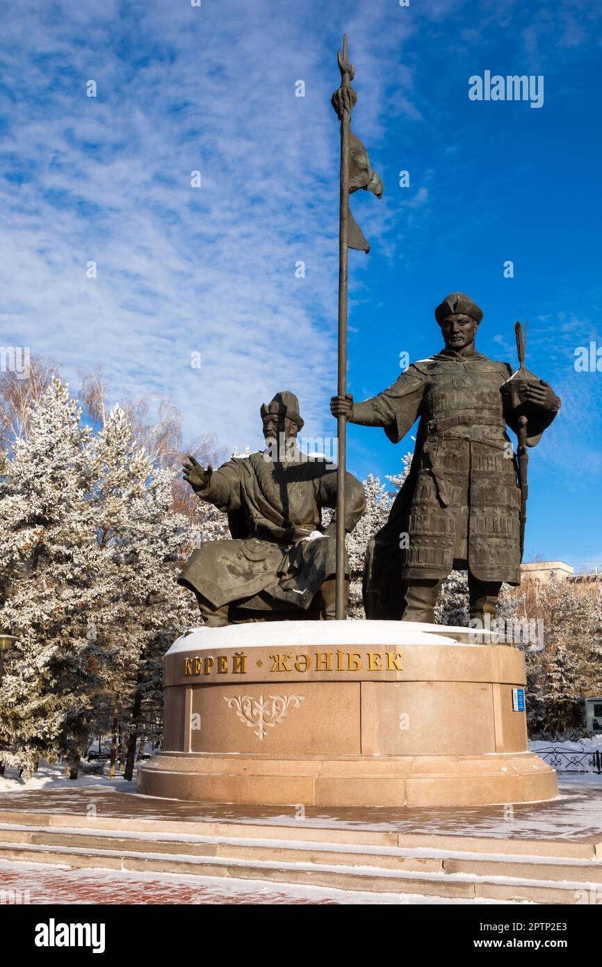 Astana, Kazakistan - 25 gennaio 2023: Monumento ai fondatori dei kazaki Khanate Khans Zhanibek e Kerey di fronte al Museo del primo preside Foto Stock