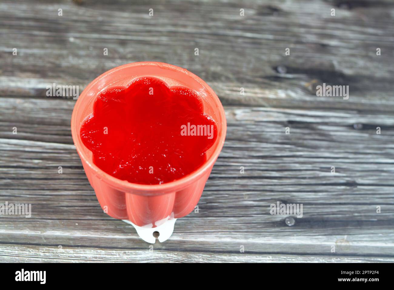 Un primo piano di un delizioso budino di gelatina rosso dolce aromatizzato alla fragola, focus selettivo di fresco dessert di gelatina di fragola rossa, dessert di gelatina (anche Foto Stock