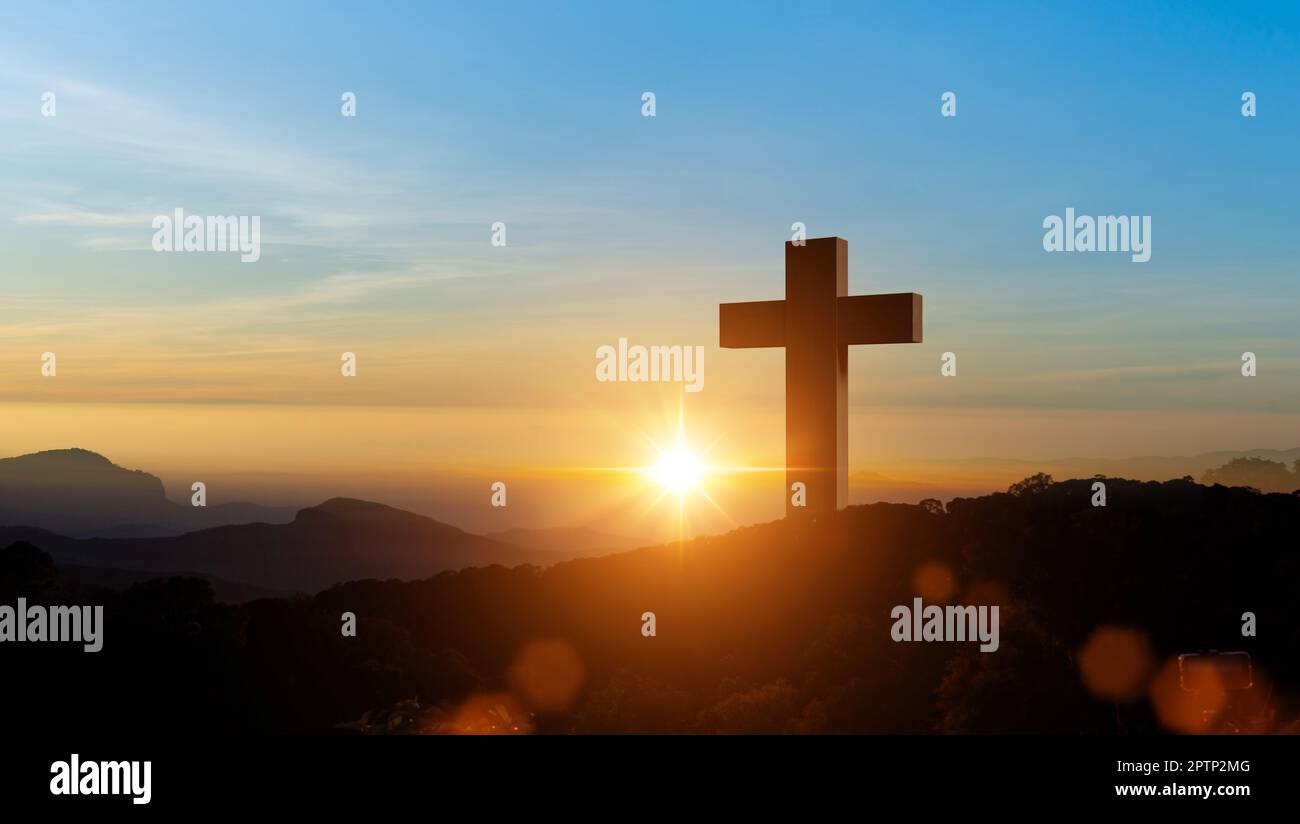 Silhouette di croce cristiana simbolo sulla cima della montagna sullo sfondo del cielo all'alba. Concetto di Crocifissione di Gesù Cristo. Foto Stock