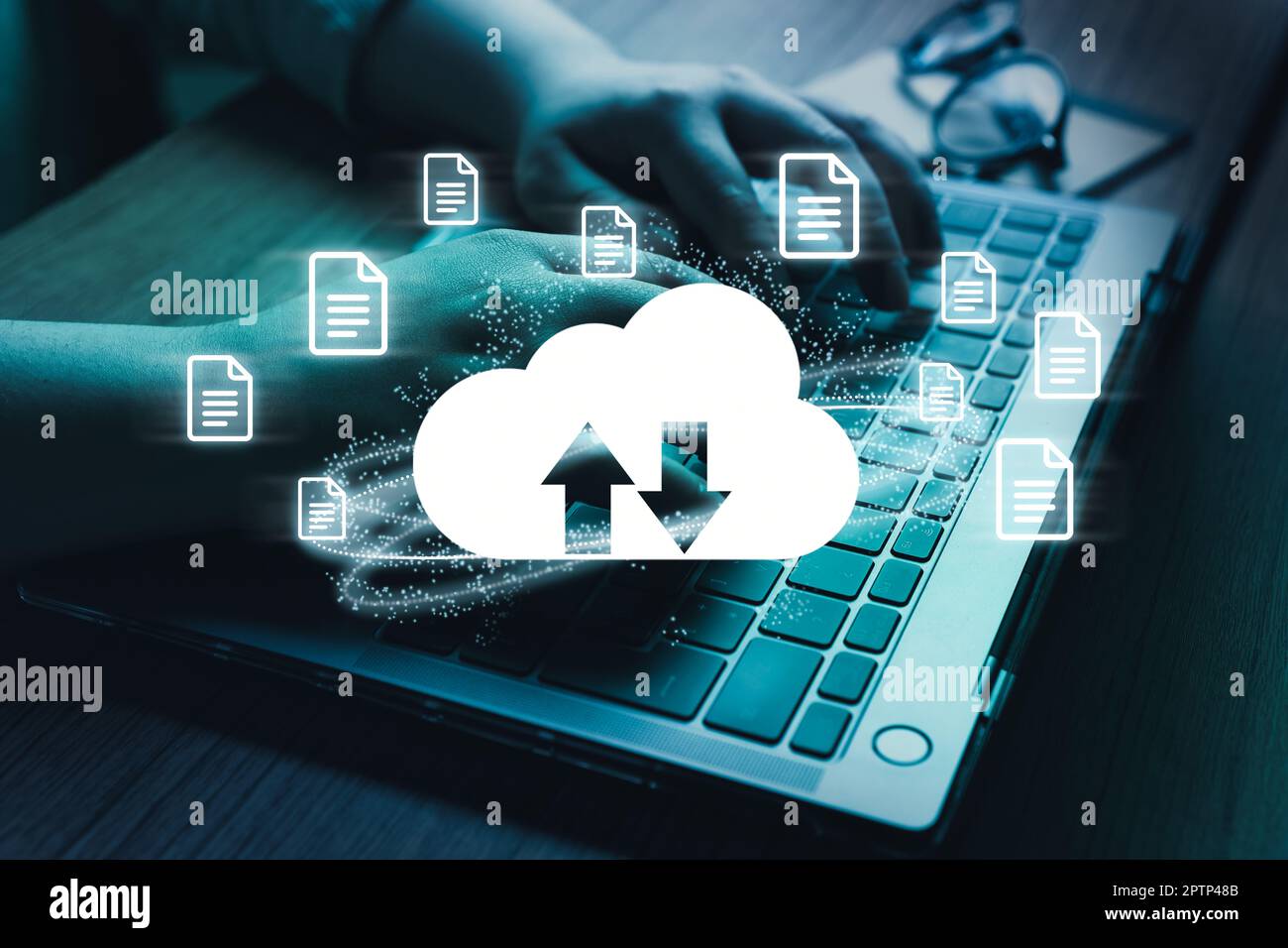 Donna utilizza un notebook con interfaccia VR del diagramma di cloud computing. Tecnologia cloud. Memorizzazione dei dati. Servizio per il trasferimento dei dati cloud. Foto Stock
