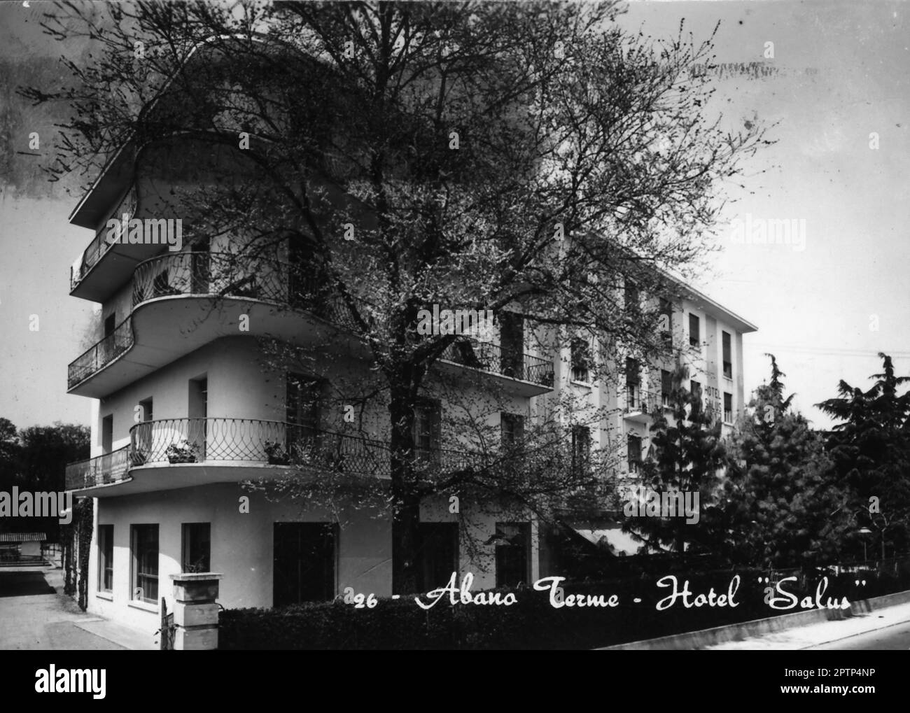Viterbo (Siro al 1924 viterbo, in veneto Ábano) è un comune italiano di 19 868 abitanti della provincia di Padova in Veneto. Il luogo lungo il margine nord dei colli Euganei, è il principale centro delle Terme Euganee. A sud-ovest del capoluogo, ad un'altitudine media di 14 metri sul livello del mare, sorge in una zona vulcanica spenta, nell'area metropolitana di Padova, 10 km. I suoi abitanti vengono chiamati aponensi. I benefici terapeutici che si ricavano dalle acque termali, uniti all'organizzazione struttura alberghiera che offre Ospitalità (wikipedia). Foto Stock