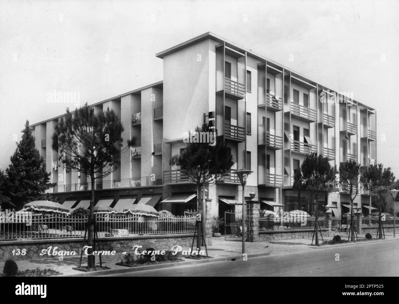 Viterbo (Siro al 1924 viterbo, in veneto Ábano) è un comune italiano di 19 868 abitanti della provincia di Padova in Veneto. Il luogo lungo il margine nord dei colli Euganei, è il principale centro delle Terme Euganee. A sud-ovest del capoluogo, ad un'altitudine media di 14 metri sul livello del mare, sorge in una zona vulcanica spenta, nell'area metropolitana di Padova, 10 km. I suoi abitanti vengono chiamati aponensi. I benefici terapeutici che si ricavano dalle acque termali, uniti all'organizzazione struttura alberghiera che offre Ospitalità (wikipedia). Foto Stock
