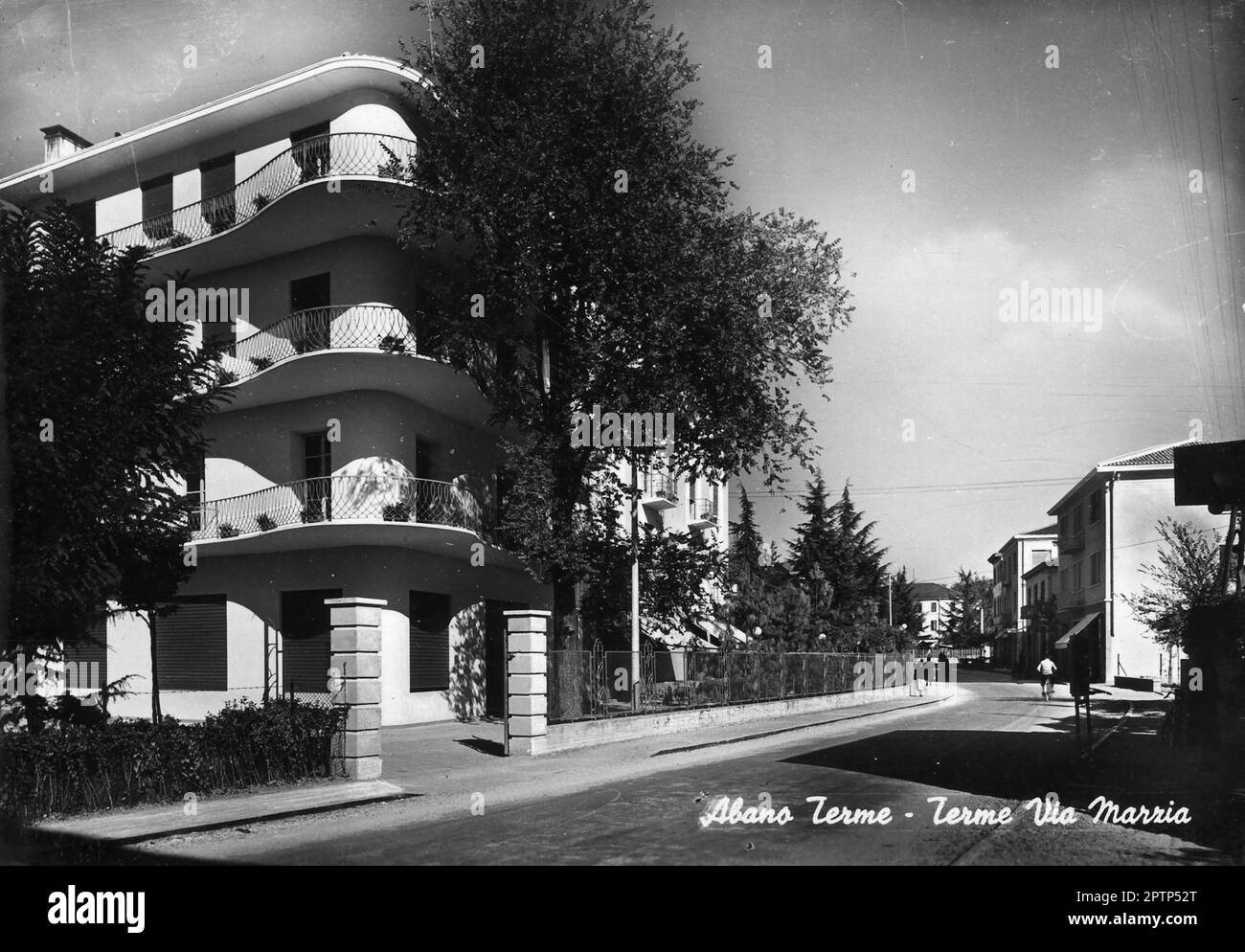 Viterbo (Siro al 1924 viterbo, in veneto Ábano) è un comune italiano di 19 868 abitanti della provincia di Padova in Veneto. Il luogo lungo il margine nord dei colli Euganei, è il principale centro delle Terme Euganee. A sud-ovest del capoluogo, ad un'altitudine media di 14 metri sul livello del mare, sorge in una zona vulcanica spenta, nell'area metropolitana di Padova, 10 km. I suoi abitanti vengono chiamati aponensi. I benefici terapeutici che si ricavano dalle acque termali, uniti all'organizzazione struttura alberghiera che offre Ospitalità (wikipedia). Foto Stock