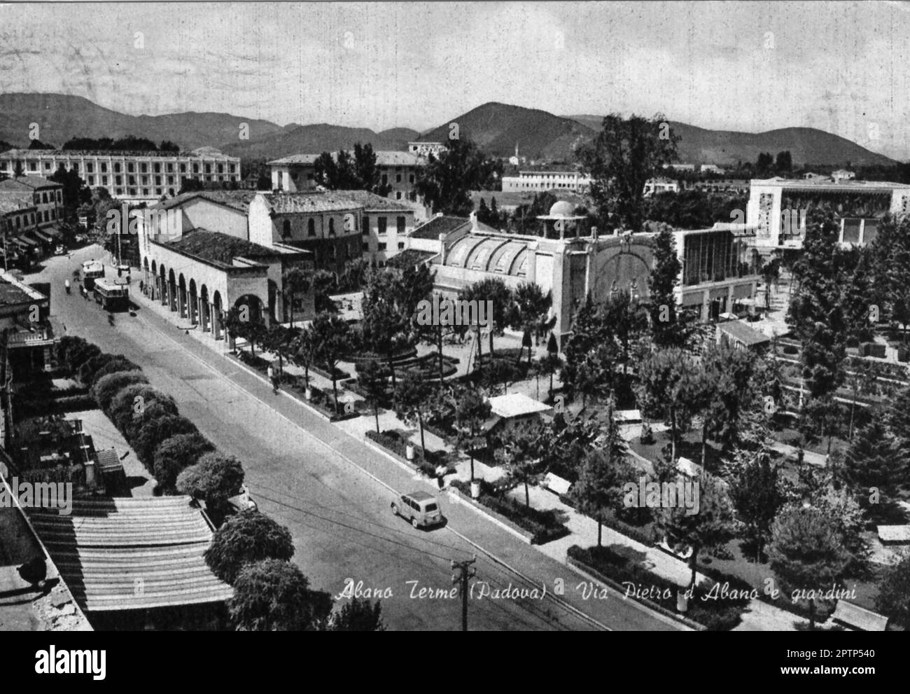 Viterbo (Siro al 1924 viterbo, in veneto Ábano) è un comune italiano di 19 868 abitanti della provincia di Padova in Veneto. Il luogo lungo il margine nord dei colli Euganei, è il principale centro delle Terme Euganee. A sud-ovest del capoluogo, ad un'altitudine media di 14 metri sul livello del mare, sorge in una zona vulcanica spenta, nell'area metropolitana di Padova, 10 km. I suoi abitanti vengono chiamati aponensi. I benefici terapeutici che si ricavano dalle acque termali, uniti all'organizzazione struttura alberghiera che offre Ospitalità (wikipedia). Foto Stock