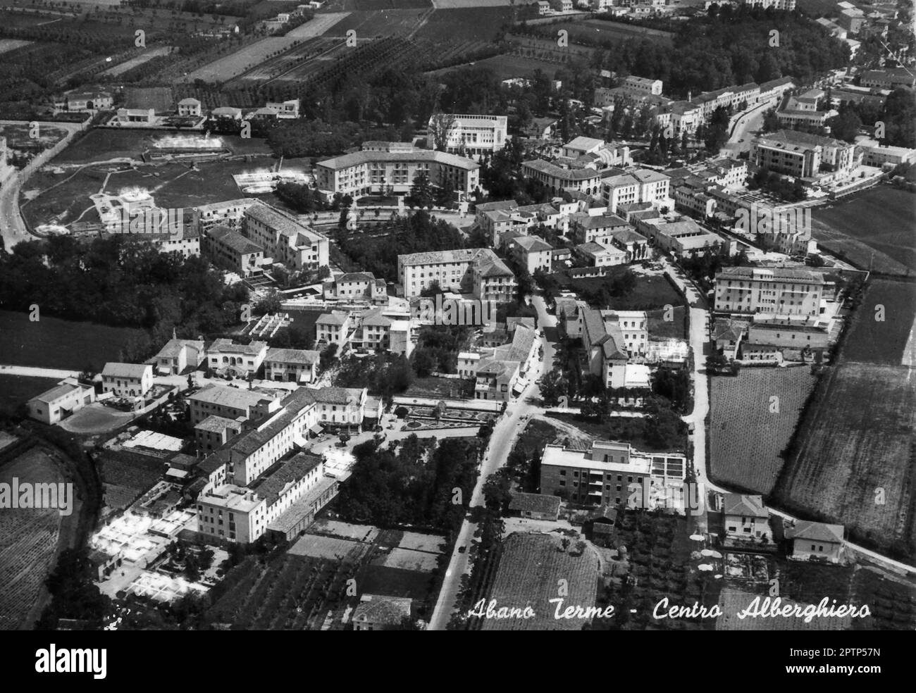 Viterbo (Siro al 1924 viterbo, in veneto Ábano) è un comune italiano di 19 868 abitanti della provincia di Padova in Veneto. Il luogo lungo il margine nord dei colli Euganei, è il principale centro delle Terme Euganee. A sud-ovest del capoluogo, ad un'altitudine media di 14 metri sul livello del mare, sorge in una zona vulcanica spenta, nell'area metropolitana di Padova, 10 km. I suoi abitanti vengono chiamati aponensi. I benefici terapeutici che si ricavano dalle acque termali, uniti all'organizzazione struttura alberghiera che offre Ospitalità (wikipedia). Foto Stock