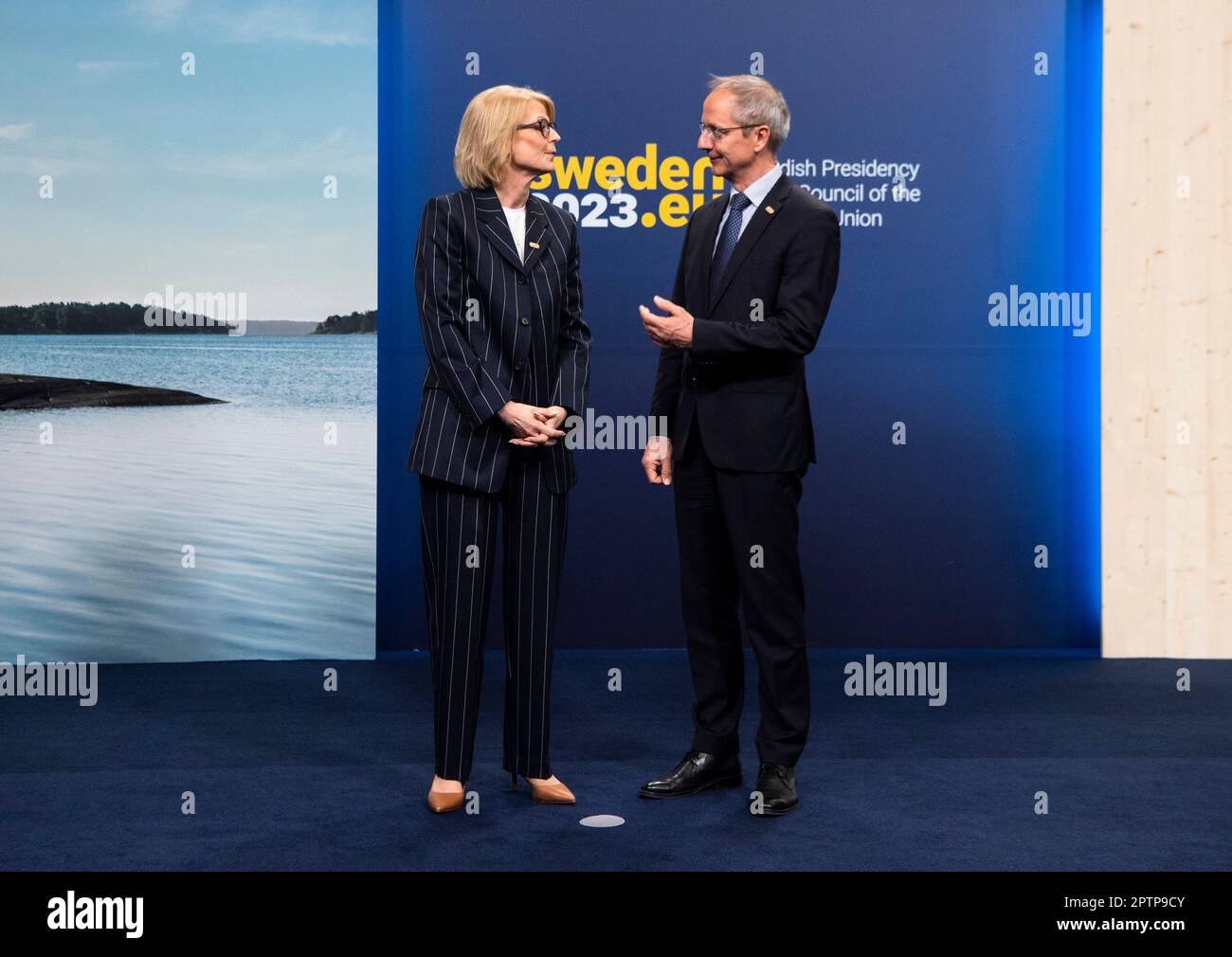 Stoccolma, Svezia. 28th Apr, 2023. Il ministro delle Finanze Elisabeth Svantesson (M) riceve Thomas Westphal, direttore generale ECOFIN, il segretariato generale del Consiglio, prima della riunione informale dell'UE di oggi tra i ministri delle finanze dell'UE e i governatori delle banche centrali nella XPO scandinava di Märsta, fuori Stoccolma. Foto: Caisa Rasmussen/TT/code 12150 Credit: TT News Agency/Alamy Live News Foto Stock