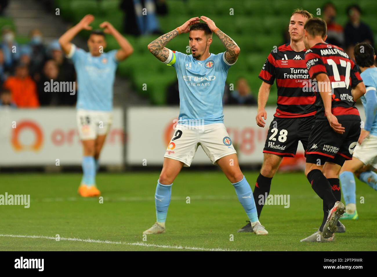 Melbourne, Australia. 28 Apr 2023, Australian Isuzu UTE A-League 26. Foto: Jamie McLaren(9) di Melbourne City anticipa un goal dopo aver sparato verso il Western Sydney Goal presso l'AAMI Park di Melbourne. Credit: Karl Phillipson/Alamy Live News Foto Stock