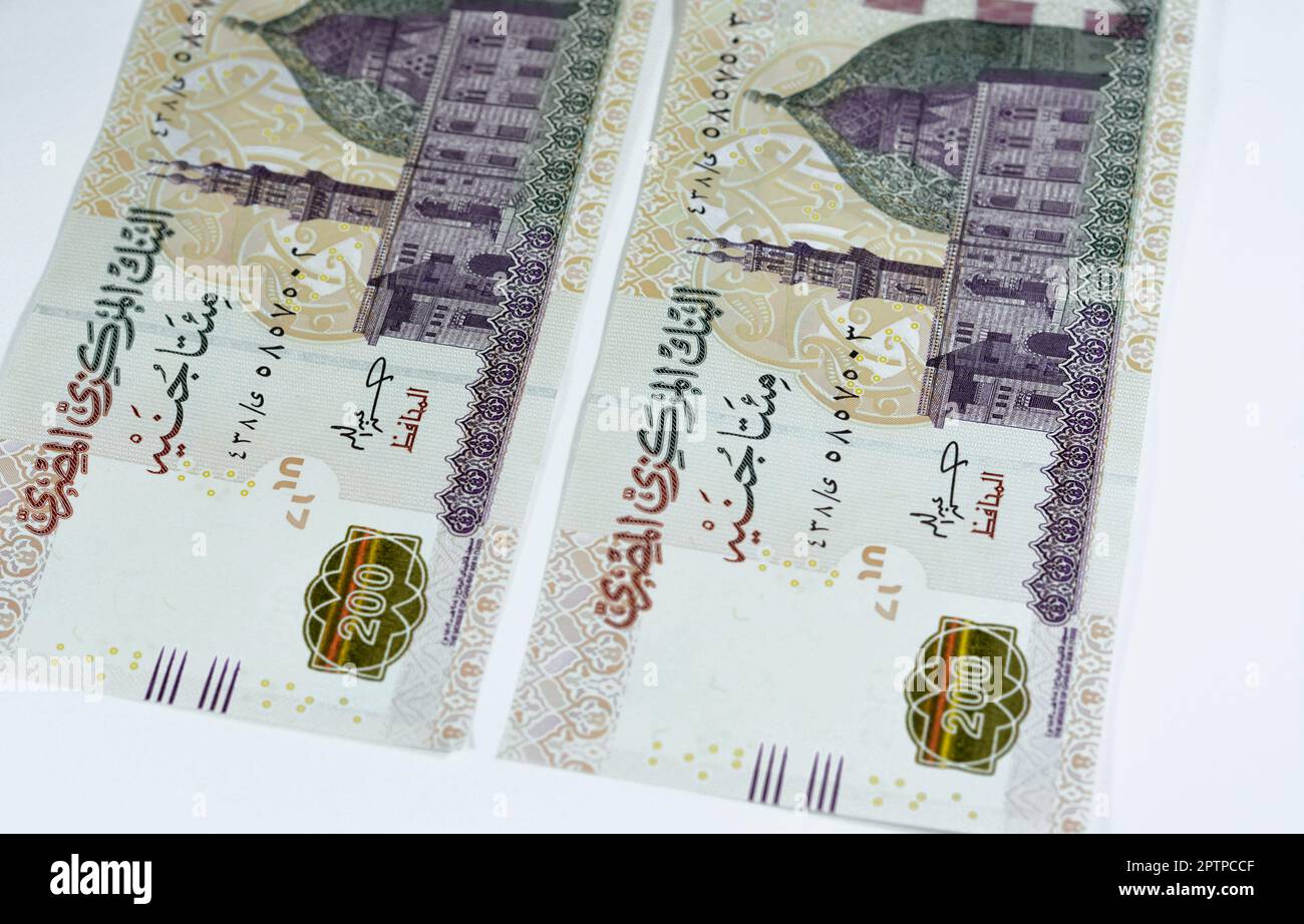 200 LE duecento sterline egiziane banconota serie 2022 caratteristiche Qani-Bay moschea al Cairo Egitto e lo scriba seduto, fuoco selettivo di Egitto contanti m Foto Stock