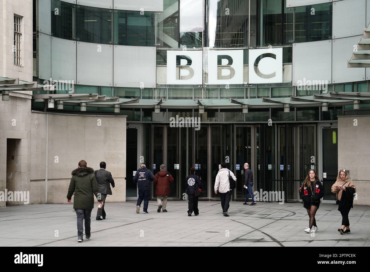 BBC Broadcasting House a Portland Place, Londra. Il presidente della BBC, Richard Sharp, ha annunciato che sta smettendo di "dare priorità agli interessi" dell'emittente dopo che un rapporto di Adam Heppinstall ha scoperto di aver violato il codice di governance per le nomine pubbliche. Sharp ha ammesso dopo che la relazione di Adam Heppinstall KC nella sua nomina ha scoperto che "non è riuscito a rivelare potenziali conflitti di interesse percepiti”. Data immagine: Venerdì 28 aprile 2023. Foto Stock