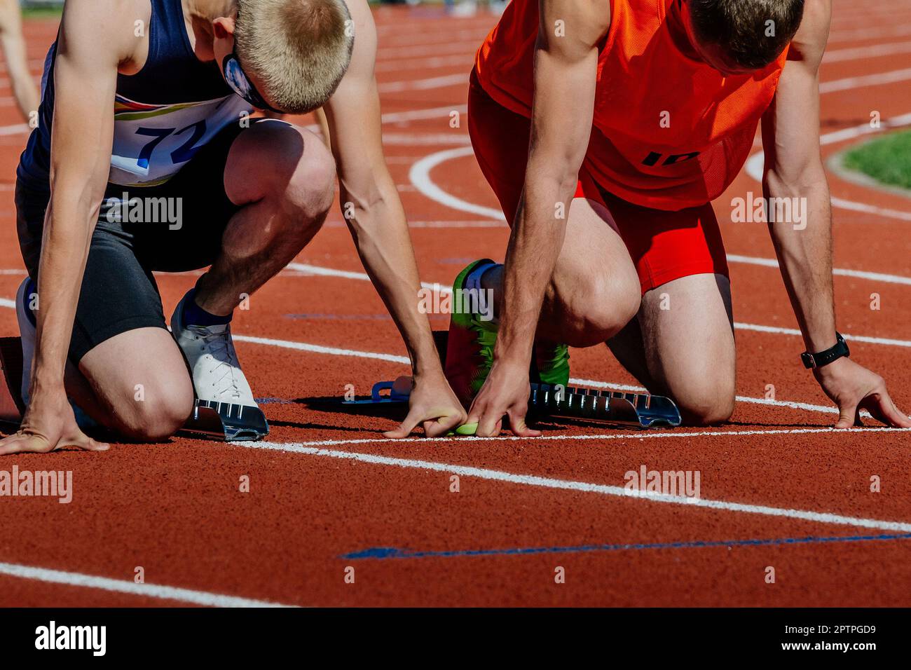 corridore cieco para atleta con guida in blocchi di partenza gara di corsa pronta, campionato estivo di para atletica Foto Stock