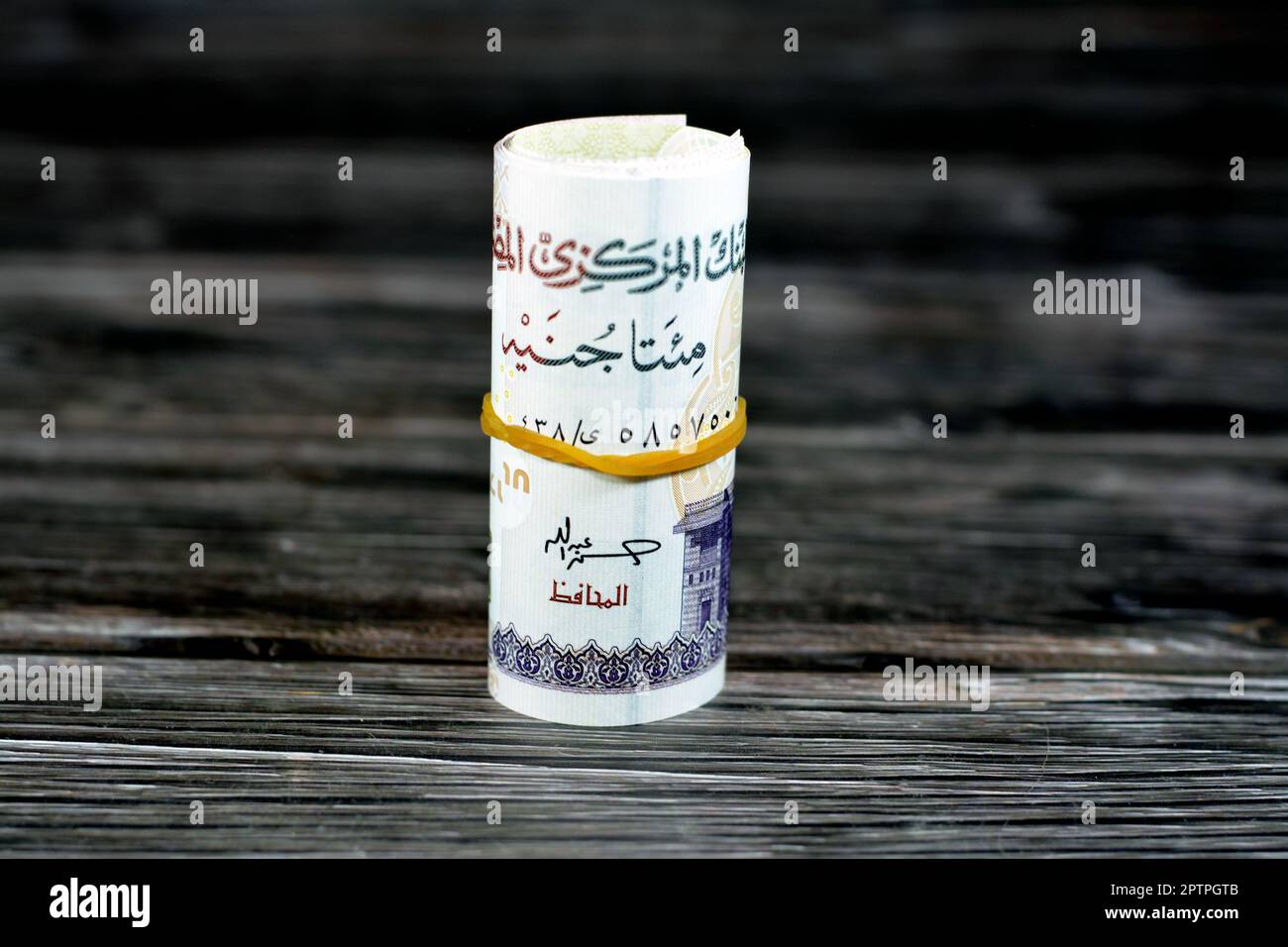 200 LE duecento lire egiziane banconota serie 2022 presenta la moschea Qani-Bay al Cairo Egitto e lo scriba seduto arrotolato e avvolto con l'elasto Foto Stock