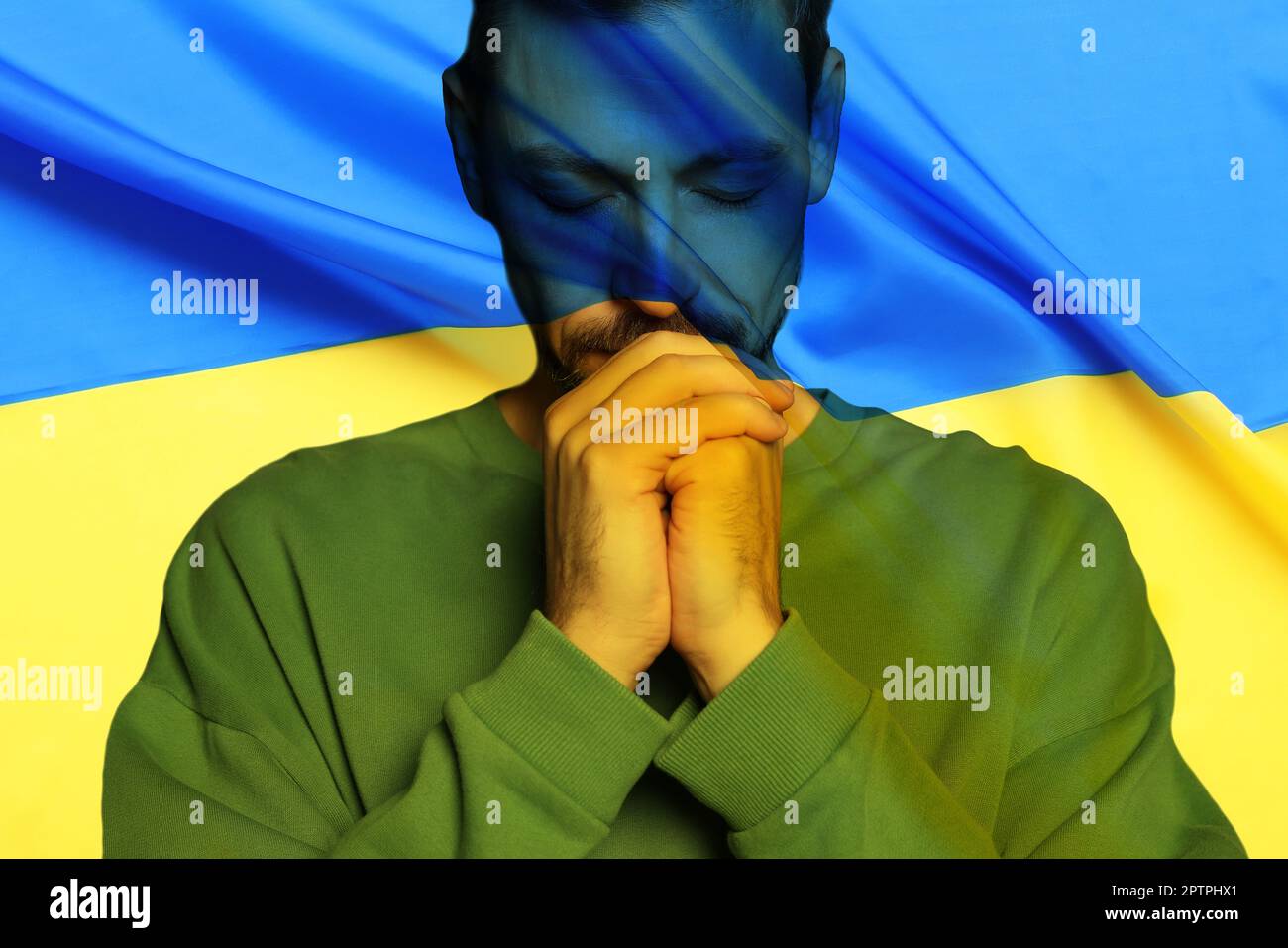 Doppia esposizione della bandiera nazionale e l'uomo che prega. Fermare la guerra in Ucraina Foto Stock