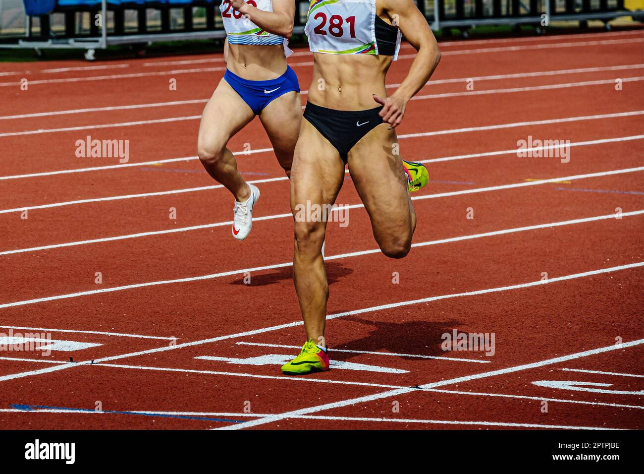 Atleta femminile pista di fine linea corsa stadio, campionati estivi di atletica, scarpe e shorts da running a marchio Nike Foto Stock