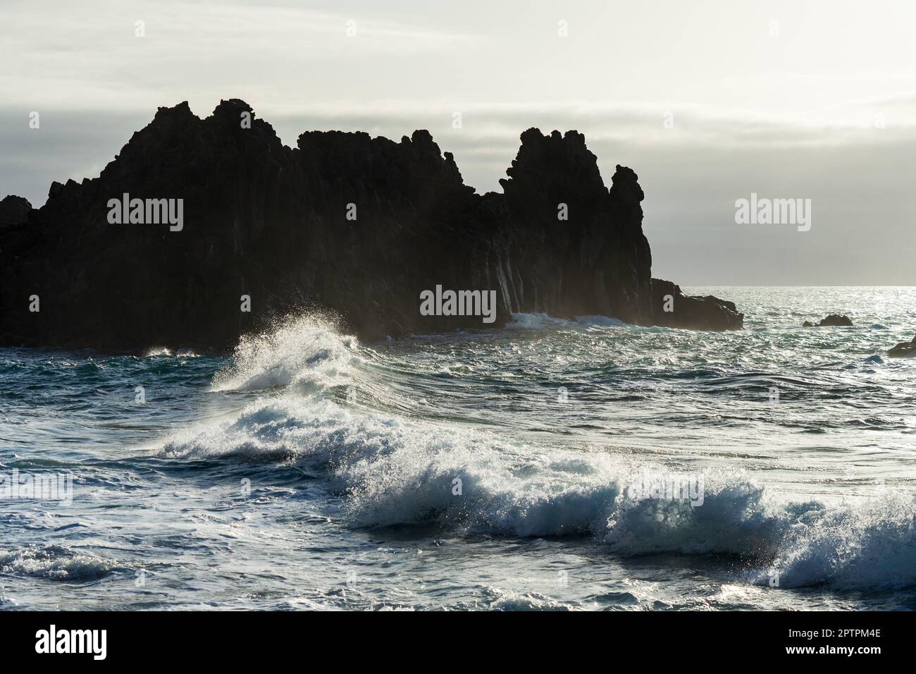 Costa nord atlantica vicino al villaggio di El Pris. Tenerife. Isole Canarie. Spagna. Foto Stock