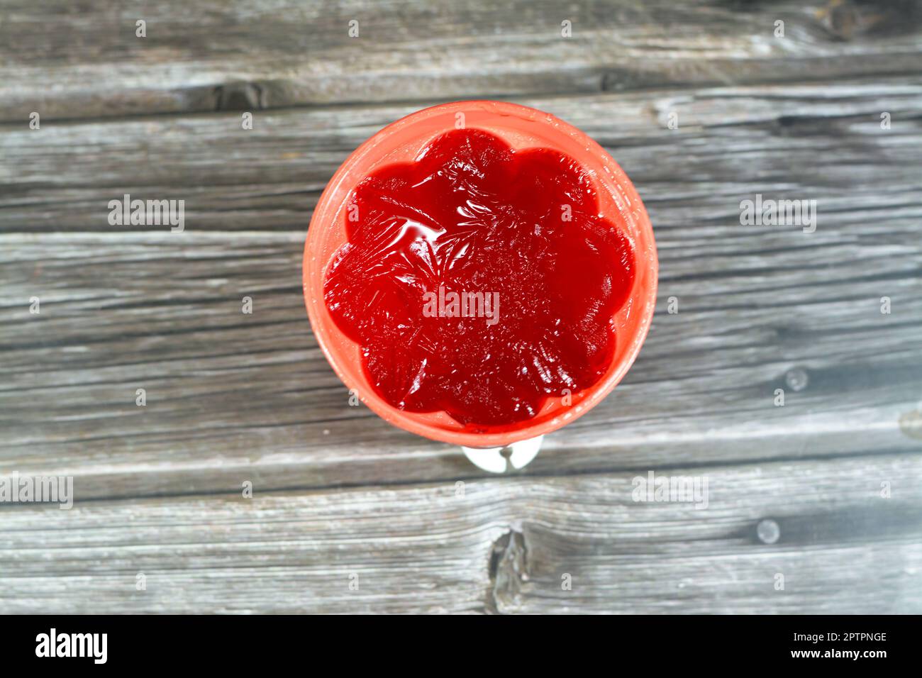 Un primo piano di un delizioso budino di gelatina rosso dolce aromatizzato alla fragola, focus selettivo di fresco dessert di gelatina di fragola rossa, dessert di gelatina (anche Foto Stock