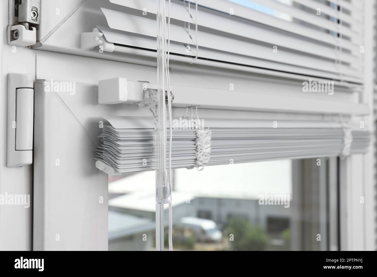 Finestra con tende orizzontali e sistema di controllo interno, primo piano Foto Stock