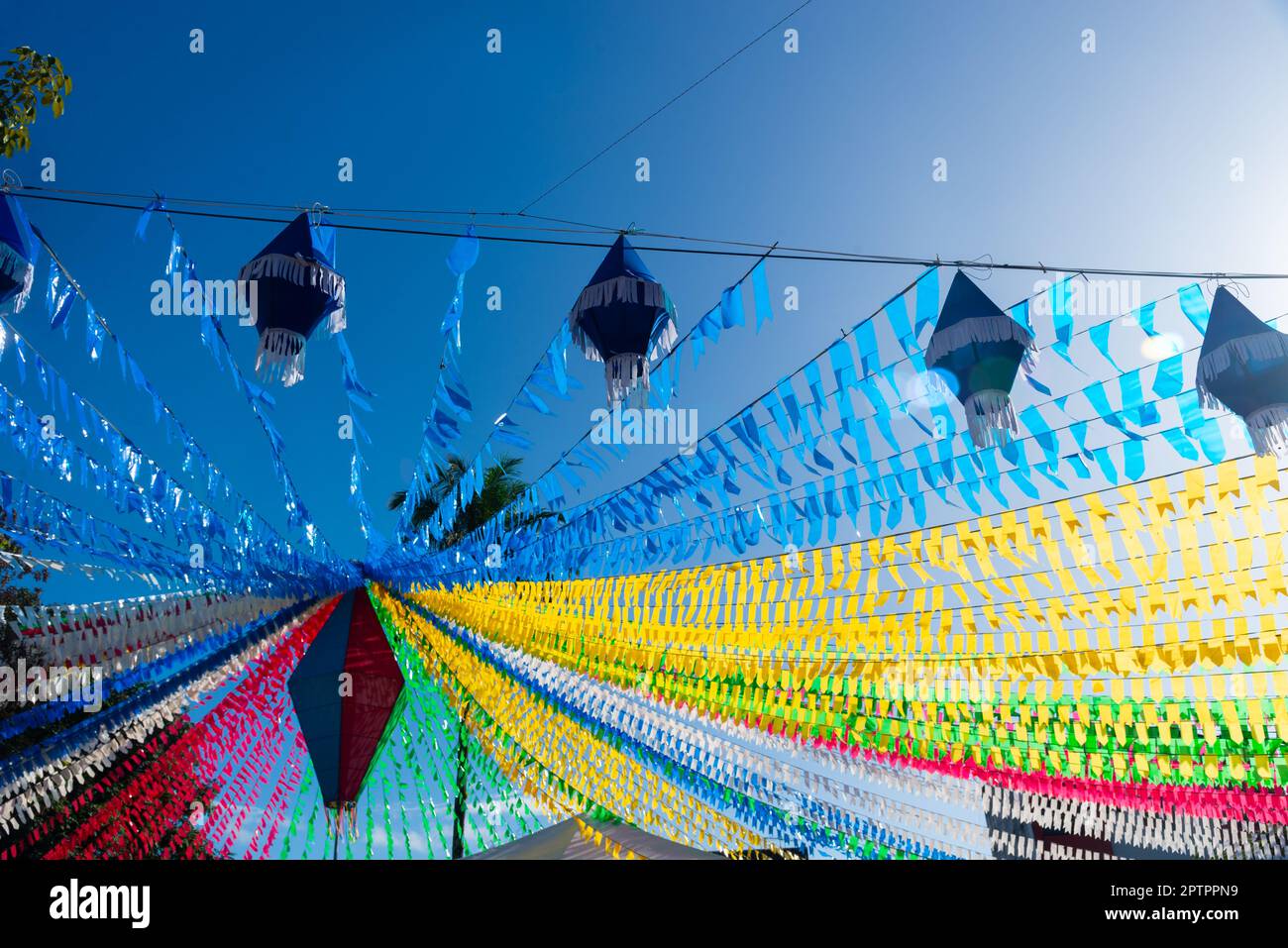 Valenca, Bahia, Brasile - 24 giugno 2022: Decorazione con palloncini e bandiere colorate per il festival di giugno di Sao Joao nella città di Valenca, Bahia. Foto Stock