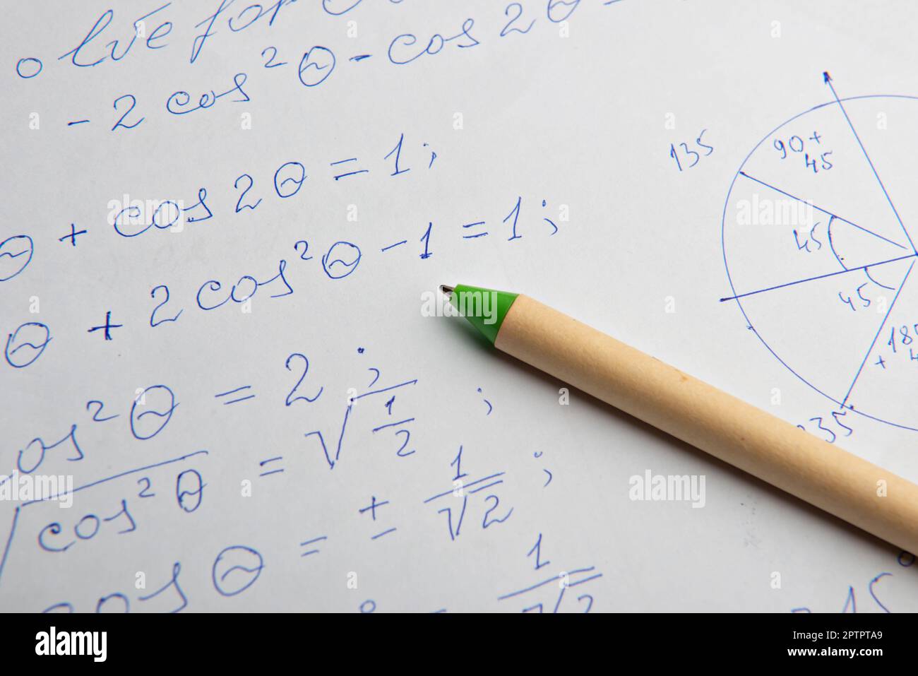 Carta con calcoli matematici scritti e penna, primo piano Foto Stock