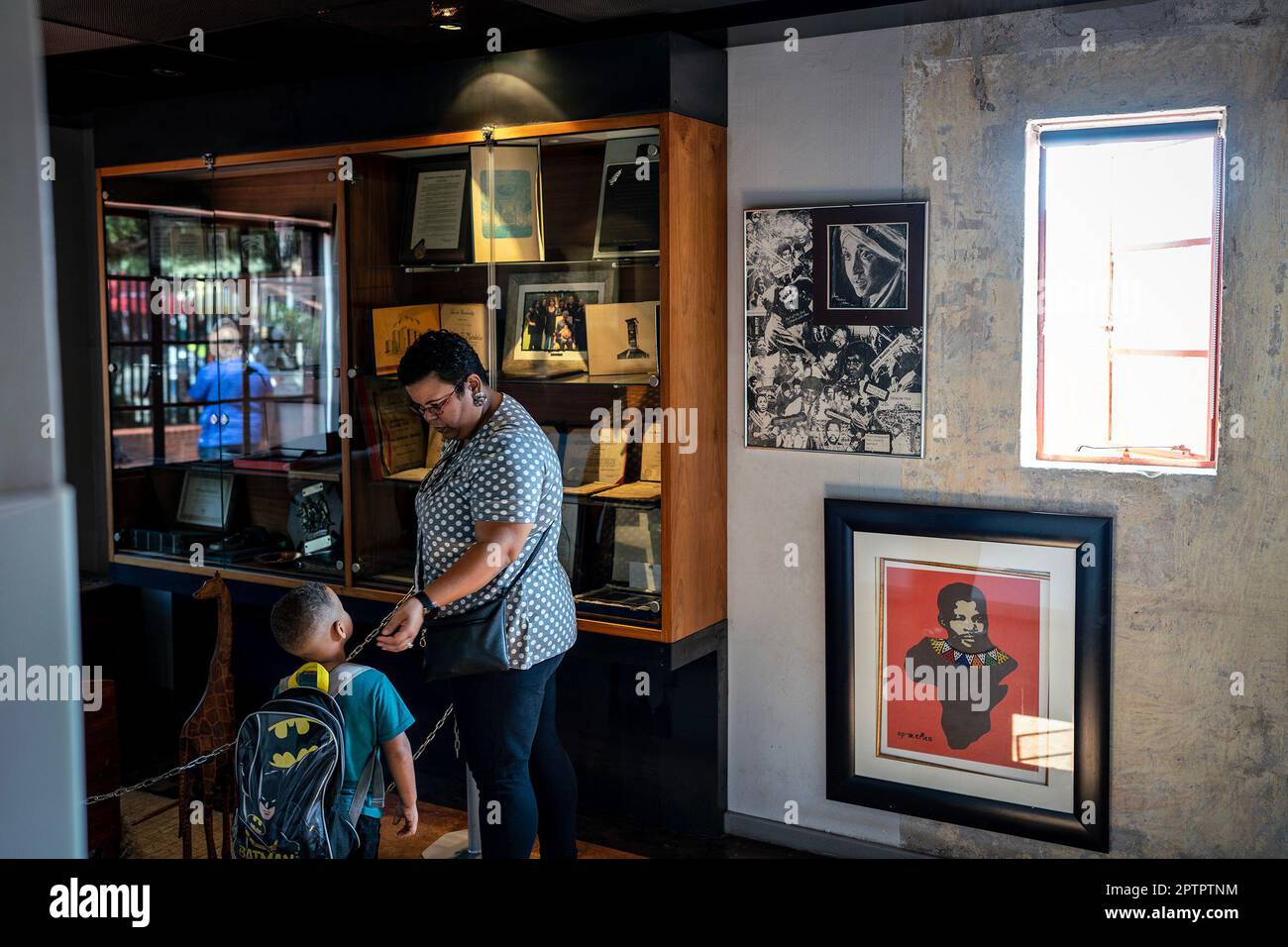 Johannesburg, Sudafrica. 27th Apr, 2023. I turisti visitano il Museo Nazionale Nelson Mandela a Soweto, Johannesburg, Sud Africa, 27 aprile 2023. Credit: Shiraaz Mohamed/Xinhua/Alamy Live News Foto Stock