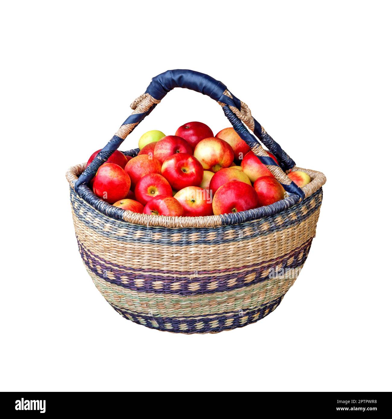 Mele rosse fresche in un cestino isolato su sfondo bianco Foto Stock